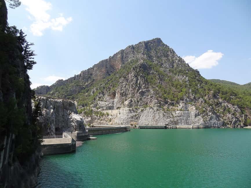 Alanya: Green Canyon Boat Tour with Lunch & Soft Drinks - Entering the Alanya Green Canyon from the road to the harbor