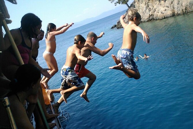 Alanya Pirate Boat Trip All-Inclusive with Lunch & Transfers - Lunch on the water: chicken, pasta, salad, plus soft drinks