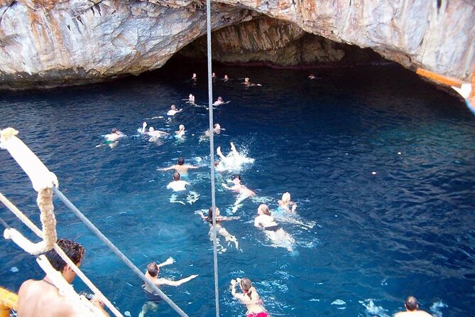 Alanya Pirate Boat Trip With Unlimited Drinks & Lunch - On Board Meals and Unlimited Soft Drinks: What the Day Feels Like