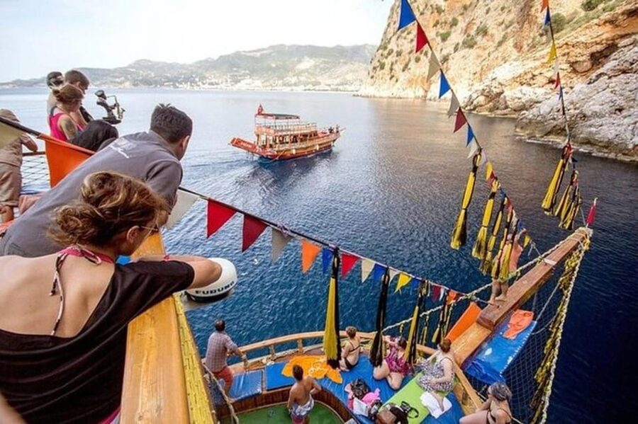 Alanya: Pirates Boat Trip with Lunch and Hotel Pickup - Coastline views: Red Tower, shipyard, and Alanya Castle
