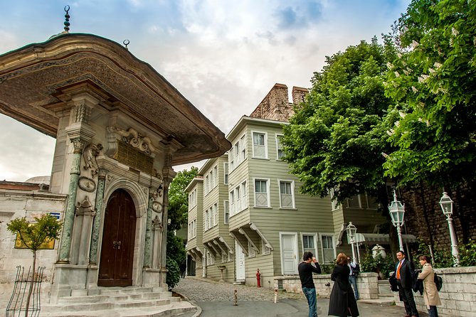 Blue Mosque Sultanahmet Old Town and Hippodrome Walking Tour - Blue Mosque time, what makes Sultan Ahmed Mosque so iconic
