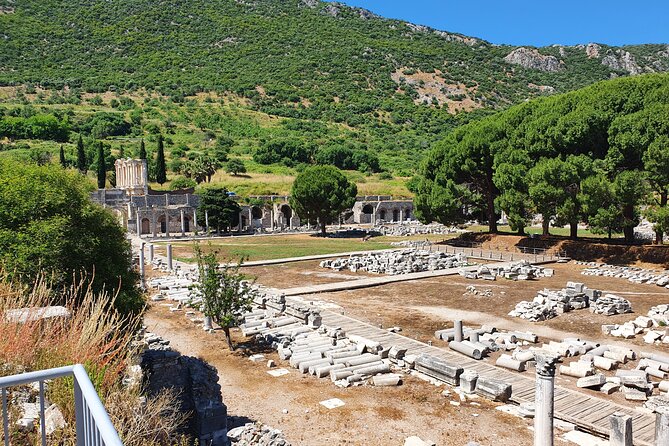 Budget - Friendly Ephesus Tour from Izmir - Entering The Ancient City of Ephesus From the Upper Gate