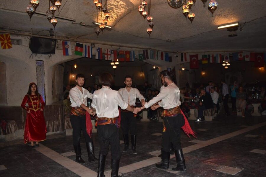 Cappadocia: Traditional Turkish Performance Night with Drink - A Cave Restaurant in Uçhisar: What Makes the Room Matter