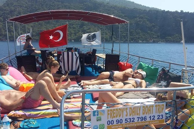 Daily Boat Trip - The cruise pattern: at least four swim and snorkel stops