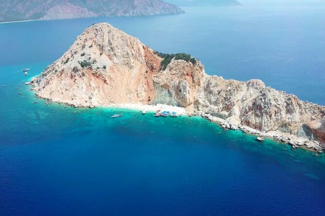 Day Tour to Suluada by Boat - On the water for about 5 hours, waves and the reality of open sea