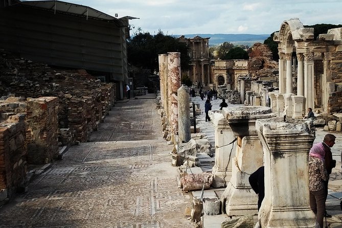 Ephesus Walking Tour - Entering Ephesus from the Upper Gate, with a plan
