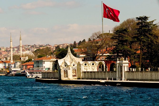 Half-Day Bosphorus Cruise to Black Sea from Istanbul with Lunch - The Included Turkish Lunch: Meze, Chicken or Fish, and Bar Snacks