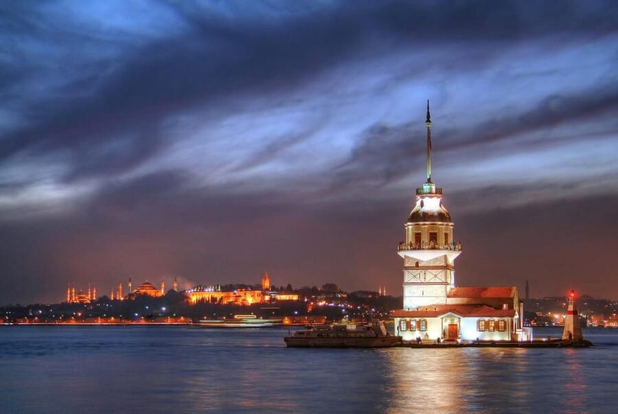 Istanbul: A short trip along the Bosphorus in the evening - Palaces and mosques you see as the boat glides by