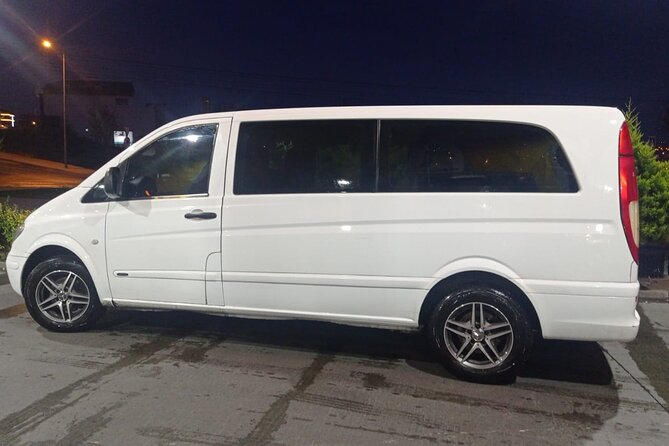 İstanbul Airports Transfer Services (Ceyhan Arslan Travel Agency) - Comfort, Water, and Quick Local Chat on the 1-Hour Ride