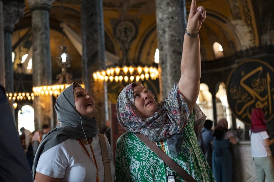 Istanbul: Blue Mosque & Hagia Sophia Guided Tour w/ Tickets - Stop 1: Blue Mosque, Sultanahmet Mosque details, and the courtyard reset