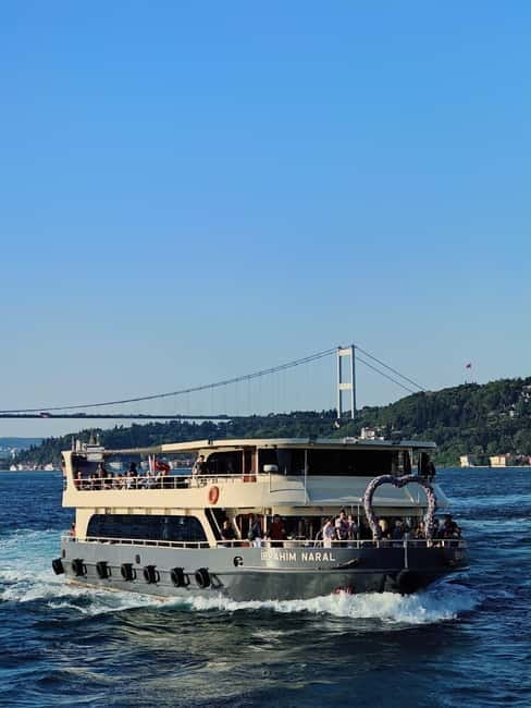 Istanbul Bosphorus: 3-Hour Day Cruise's with Asian Side Stop - Dolmabahçe Palace and Çırağan Palace, seen like a movie set
