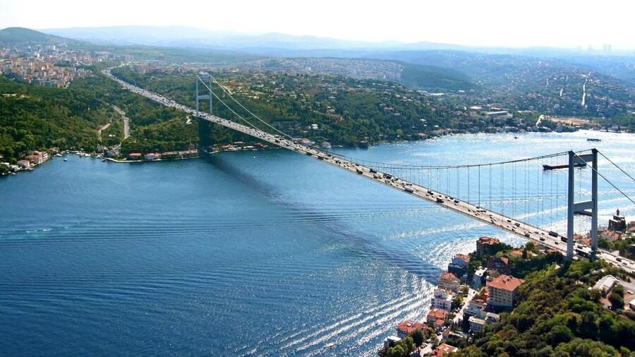 Istanbul: Bosphorus and Golden Horn Boat Tour with Guide - Golden Horn: coastline views, churches, and waterfront architecture