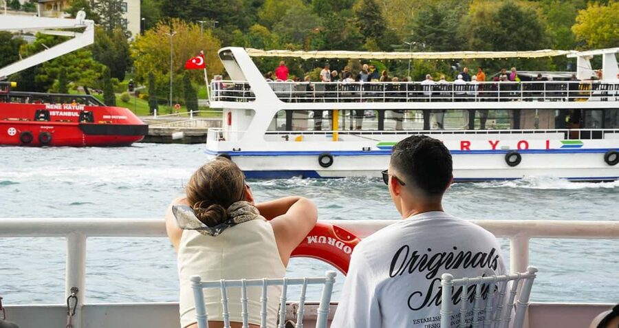 Istanbul: Bosphorus and Golden Horn Tour with Live Guide - A 2-Hour Bosphorus and Golden Horn Mix That Makes the City Click
