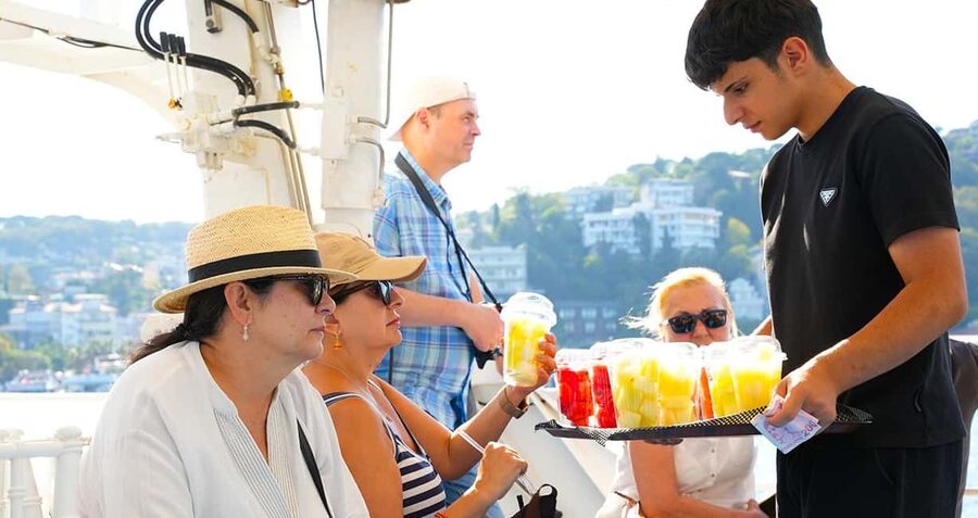 Istanbul: Bosphorus and Golden Horn Tour with Live Guide - Bridges, Towers, and Skyline Photos Without the Foot Traffic