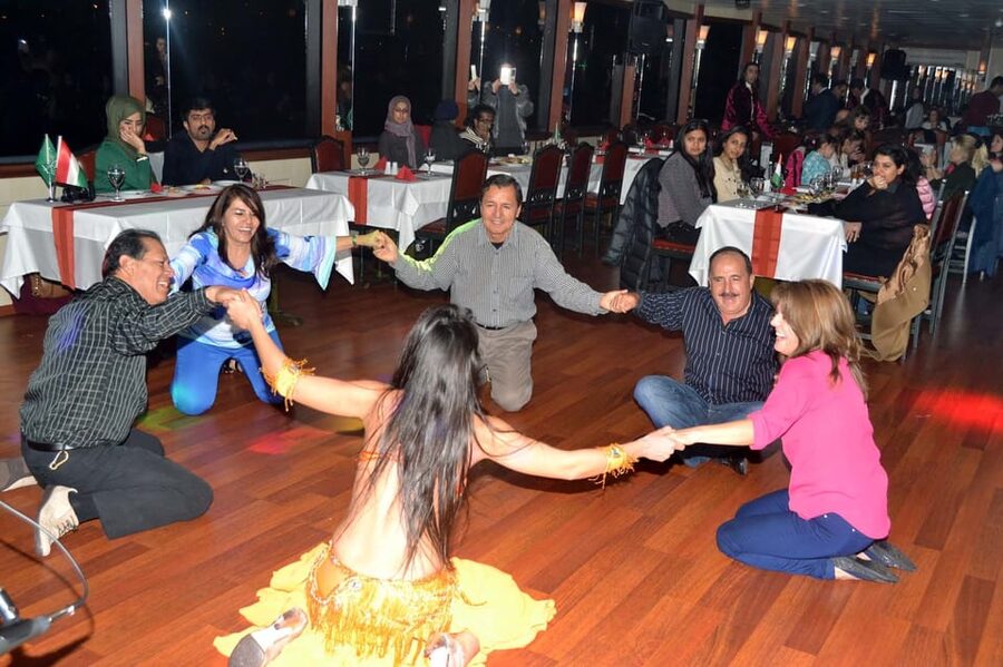 Istanbul: Bosphorus Dinner Cruise Incl. Drinks with Transfer - Two Continents, One Dinner: Beylerbeyi Palace and Maiden’s Tower