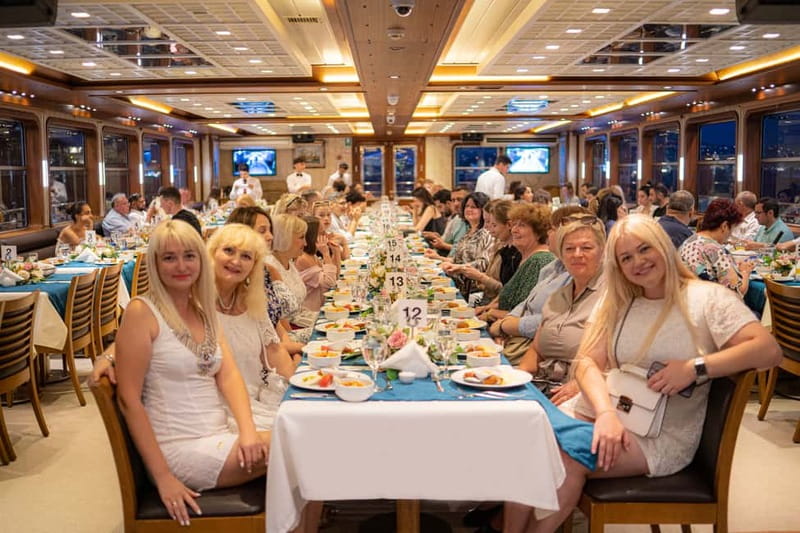 Istanbul: Bosphorus Dinner Cruise & Turkish Night Show - Photo moments and how to handle the camera sales pressure
