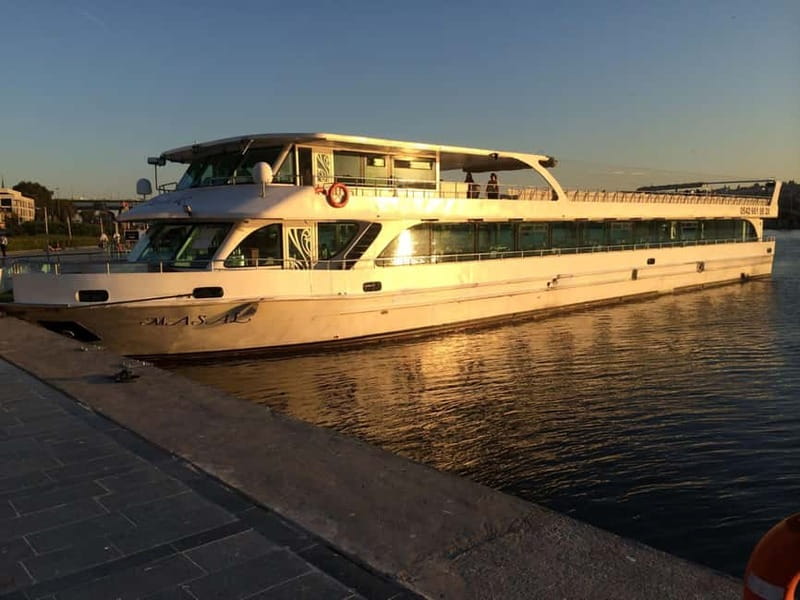 Istanbul: Bosphorus Dinner Cruise with Live Entertainment - Why this Bosphorus dinner cruise feels like a proper Istanbul night