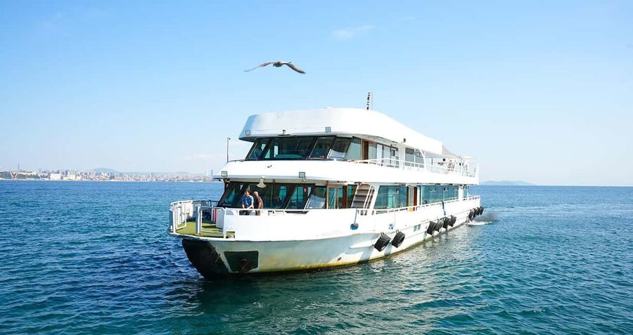 Istanbul: Bosphorus & Golden Horn Cruise Daytime or Sunset - Timing, crowding, and getting good seats under pressure