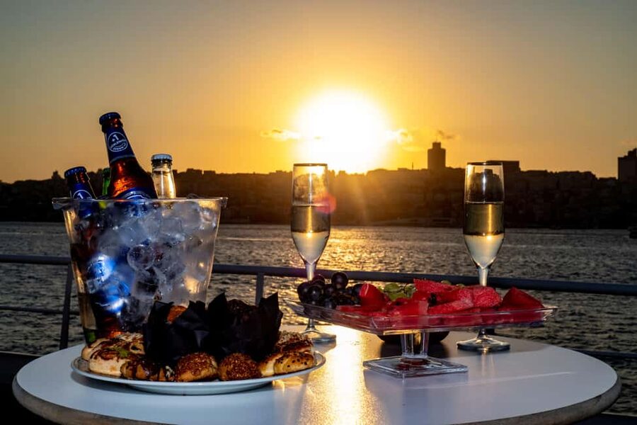 Istanbul: Bosphorus Lunch Cruise with Guide & Drinks - Why a Bosphorus lunch cruise feels like good value