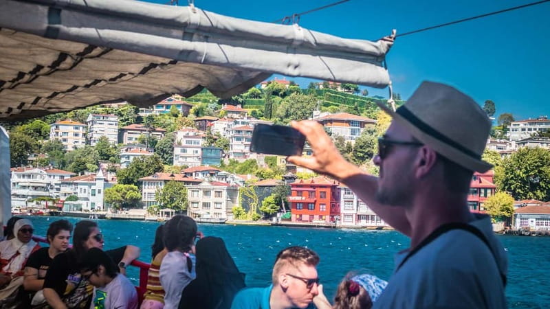 Istanbul: Bosphorus Sightseeing Cruise Tour with Audio Guide - Tea, coffee, Wi-Fi, and comfort on the water
