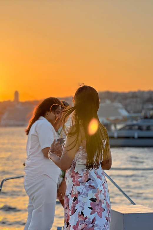 Istanbul: Bosphorus Sunset Cruise on a Luxury Yacht - Anadolu Hisarı, Küçüksu Palace, and Beylerbeyi Palace on the Asian side