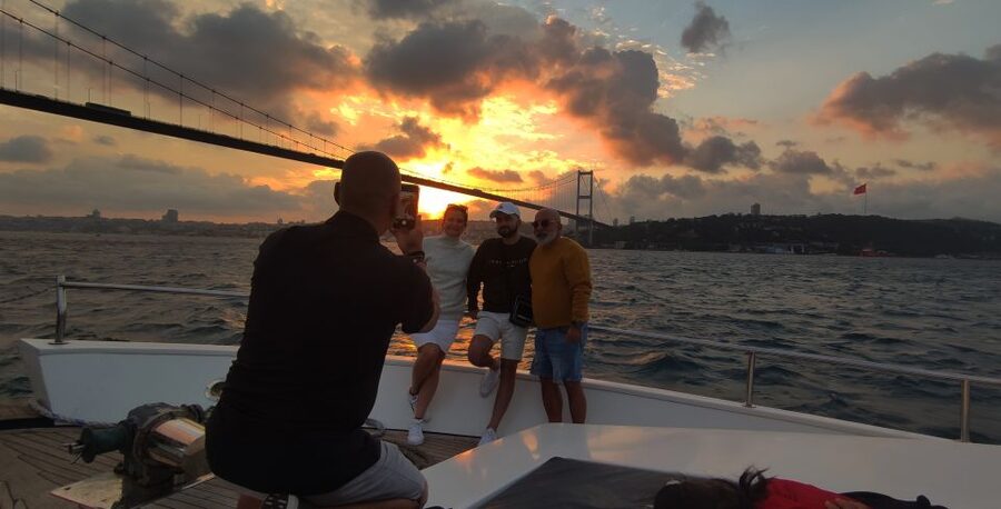 Istanbul: Bosphorus Sunset Cruise with Snacks and Wine - Setting Off on Istanbul Time: Meeting Point and What to Bring