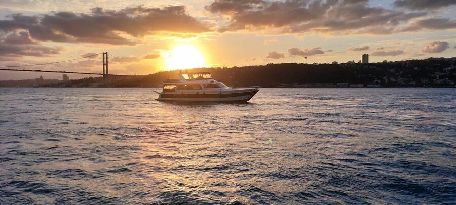 Istanbul: Bosphorus Sunset Cruise with Snacks and Wine - Rumeli Fortress to Anadolu Hisari: Forts That Feel Strategic