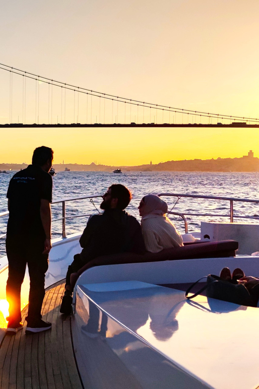 Istanbul: Bosphorus Sunset Yacht Cruise with Live Guide - Dolmabahçe Mosque and the shift to evening atmosphere