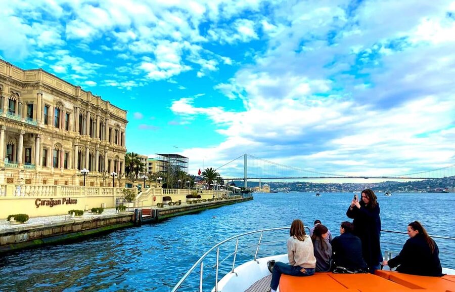 Istanbul: Daytime Bosphorus Yacht Cruise with Fruit & Snacks - Maiden’s Tower and Sarayburnu: finishing with a dramatic view