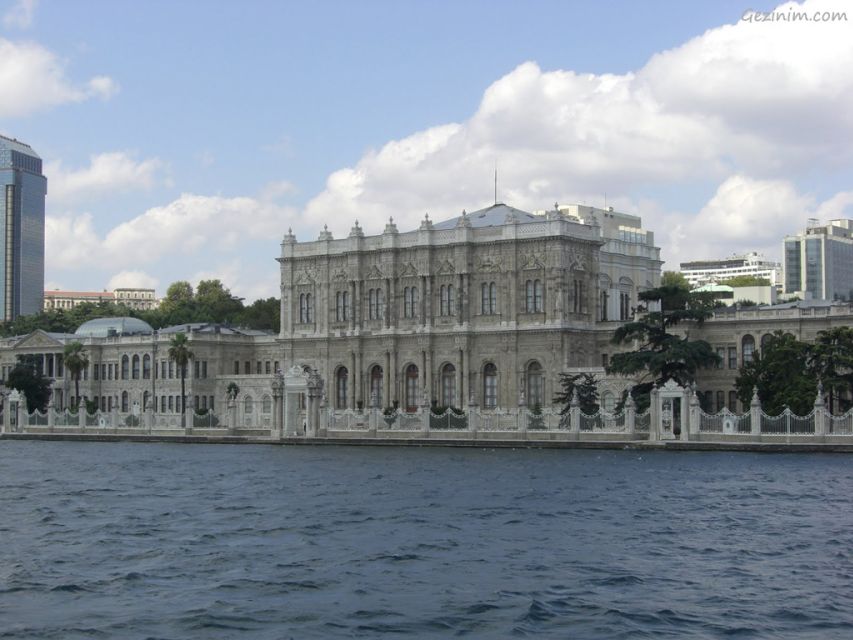 Istanbul: Dolmabahçe Palace and Uskudar Guided Tour - Üsküdar Ottoman Quarter: Mosques, Photo Breaks, and a Coffee Classic