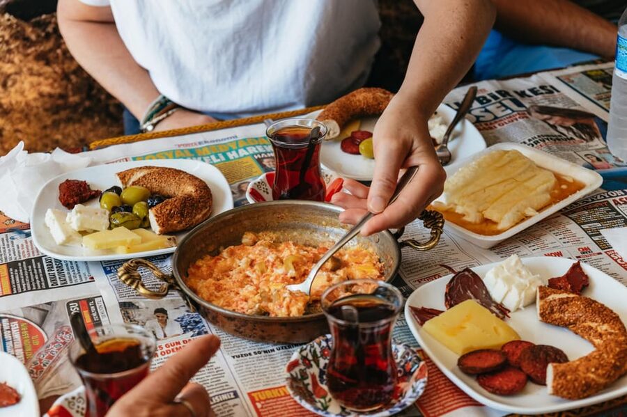 Istanbul: European and Asian Side Guided Foodie Walking Tour - Key things that make this tour worth your hunger