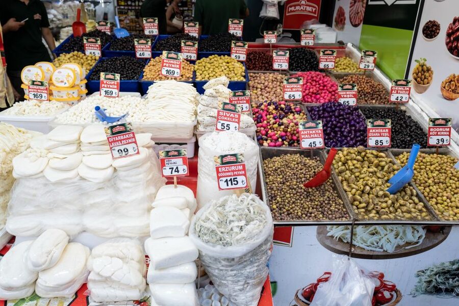Istanbul: European and Asian Side Guided Foodie Walking Tour - Kadıköy market guided time: snacks with an actual local lens