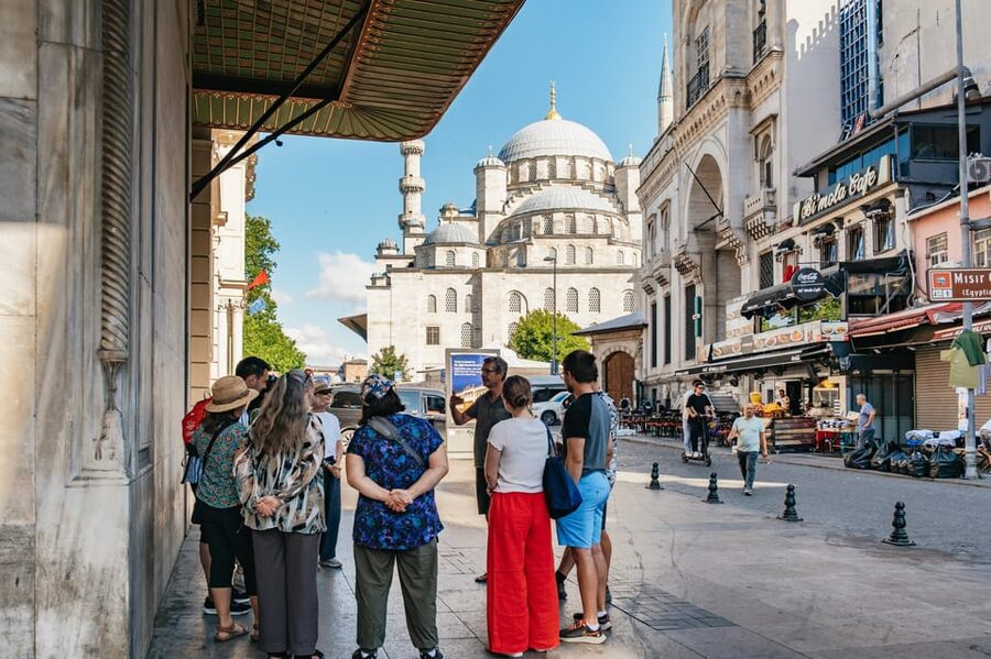 Istanbul: European and Asian Side Guided Foodie Walking Tour - Who’s running the show: guides, storytelling, and pacing you can feel