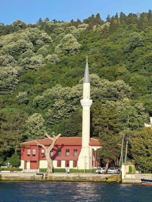 Istanbul: Explore 2 Continents of Bosphorus in One Day Lunch - European side views at Pierre Loti Hill, then a cable car finish