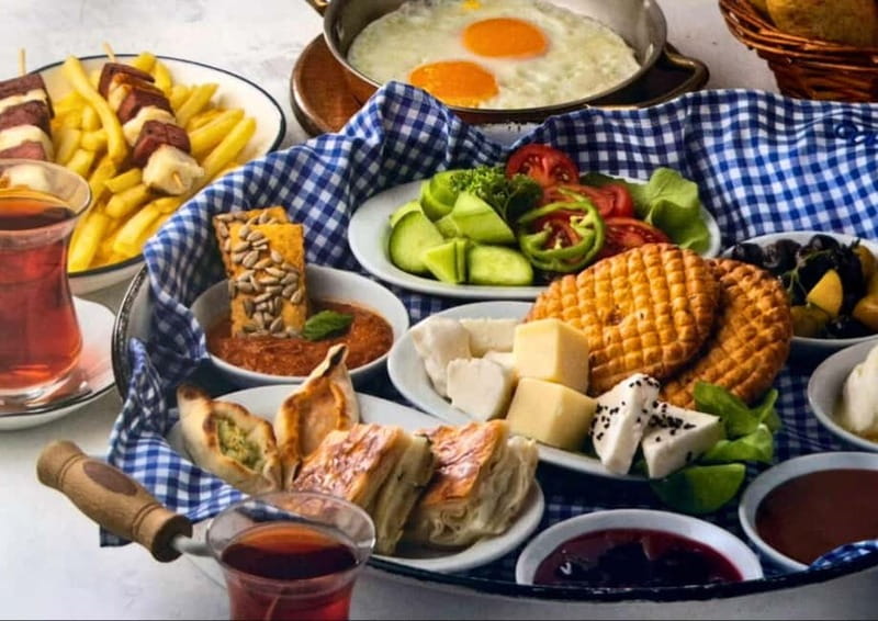 Istanbul: Morning Bosphorus Yacht Cruise w/Turkish Breakfast - The Bosphorus route: what you see from Karaköy to Maiden’s Tower