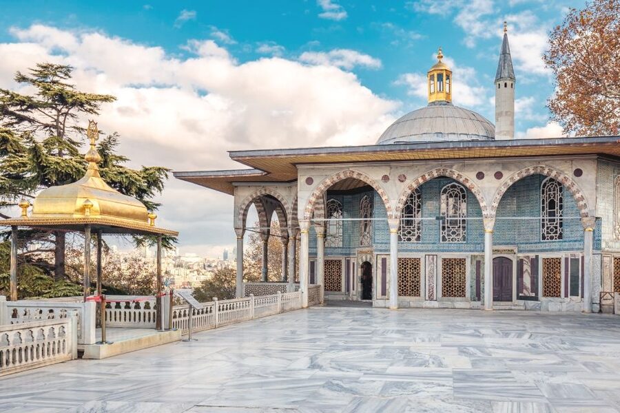 Istanbul: Old City Full-Day Tour with Lunch and Hotel Pickup - Blue Mosque tilework on foot, plus prayer-time reality
