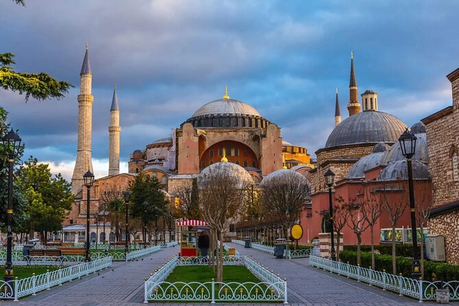 Istanbul Old City Guided Walking Tour - Hippodrome and the Blue Mosque: connecting the Old City layout