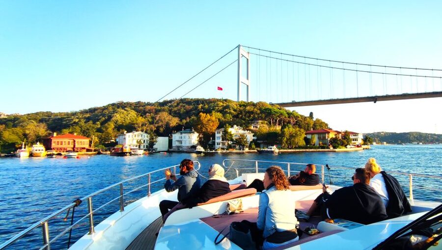 Istanbul: Old City Tour and Luxury Sunset Bosphorus Cruise - How the day flows, from Sultanahmet walks to a Kabataș sunset cruise