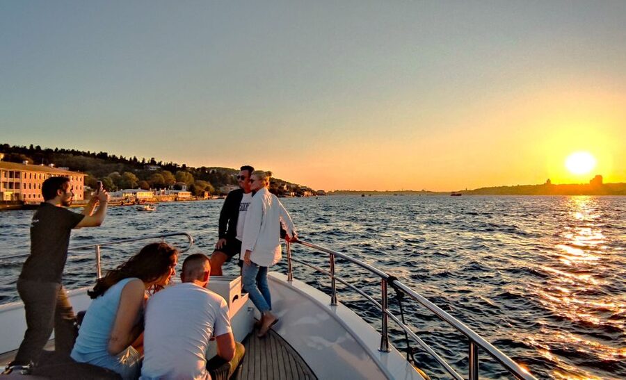 Istanbul: Old City Tour and Luxury Sunset Bosphorus Cruise - Roman hippodrome vibes at Sultanahmet Square