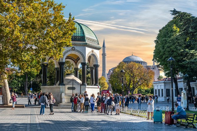 Istanbul: Old Town, Blue Mosque, Hippodrome & Hagia Sophia - Small group flow, meeting point, and how to stay with the group
