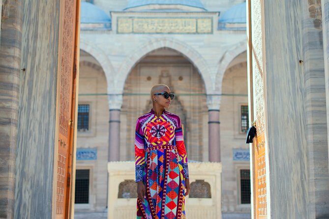 Istanbul Photoshoot at Top Spots - Blue Mosque benches and Sultanahmet Square framing