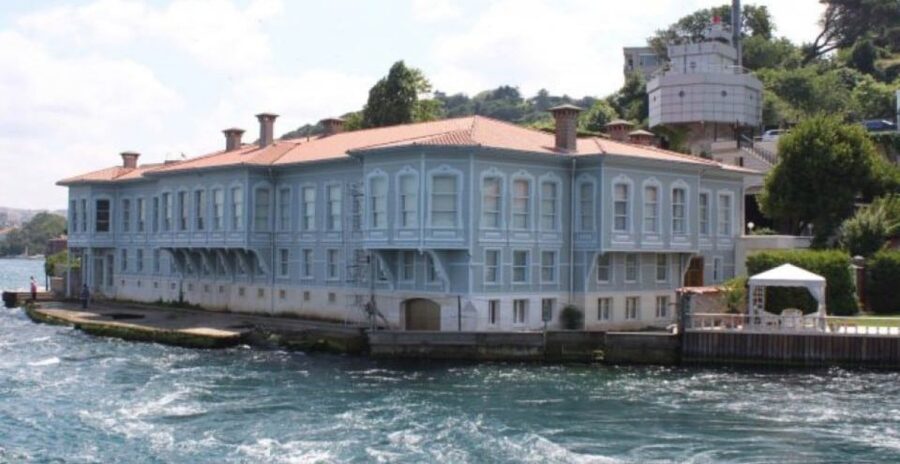 Istanbul: Private Bosphorus Cruise By Luxury Yacht - Küçüksu Palace, Beylerbeyi Palace, and Maiden’s Tower
