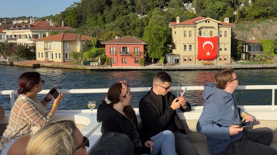 İstanbul: Small-Group Sunset Cruise & Audio Guide w/Snack - Dolmabahçe Palace, Ortaköy Mosque, and the Bosphorus Bridge Photo Moment