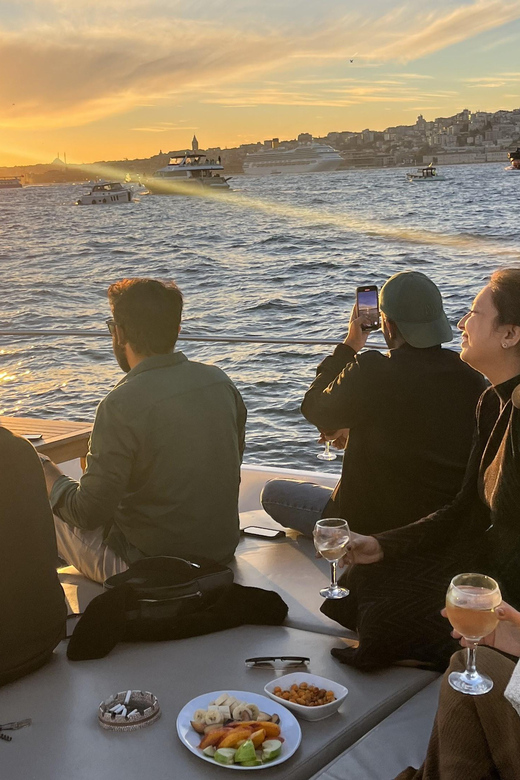 Istanbul: Small Group Yacht Tour with Unlimited Wine - Key moments I’d pencil in first
