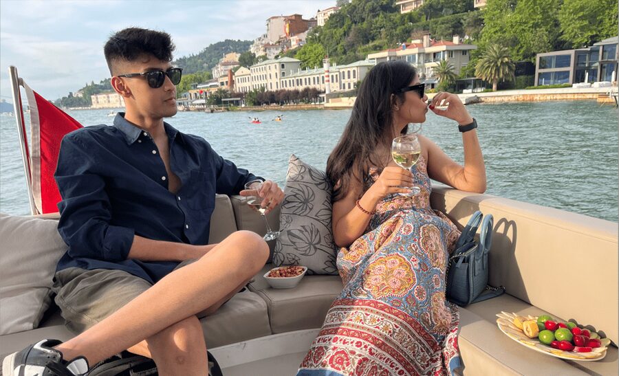 Istanbul: Small Group Yacht Tour with Unlimited Wine - Küçüksu Palace and Beylerbeyi Palace: palaces with breathing room