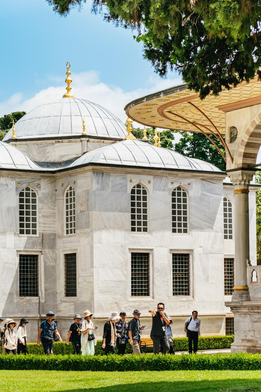 Istanbul: Topkapi Palace and Harem Guided Tour with Ticket - Sacred relics and imperial kitchens: closing the Ottoman household loop