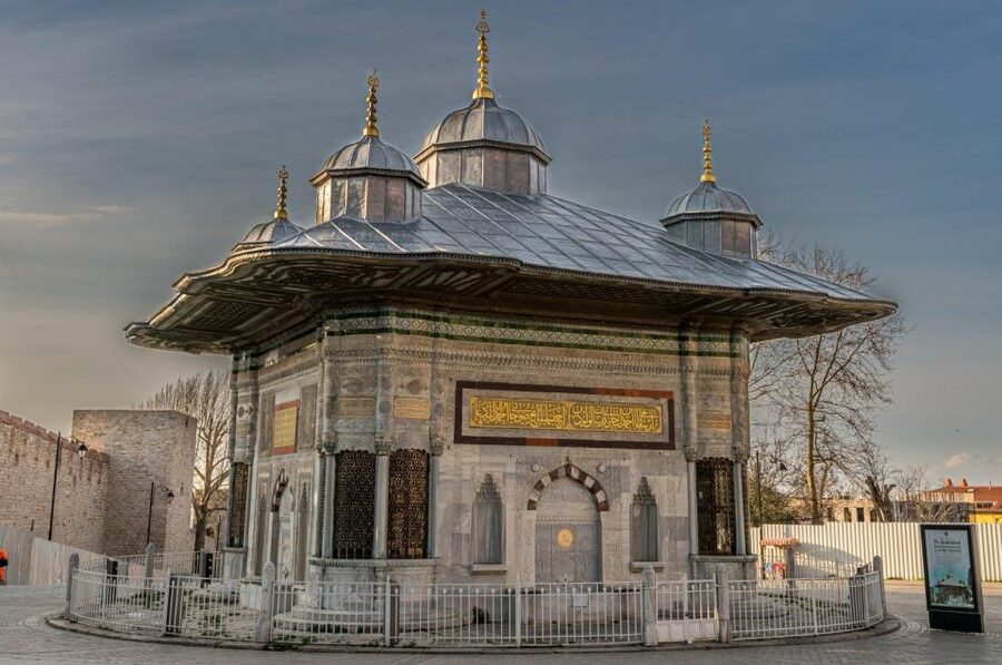 Istanbul: Topkapi Palace Skip-the-Line Ticket & Guided Tour - Comfort and access on the ground