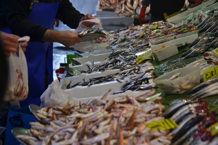 Istanbul: Turkish Food Tour in Kadikoy Across the Bosphorus - Where the Tour Adds Value: Guides Who Point, Not Just Pour