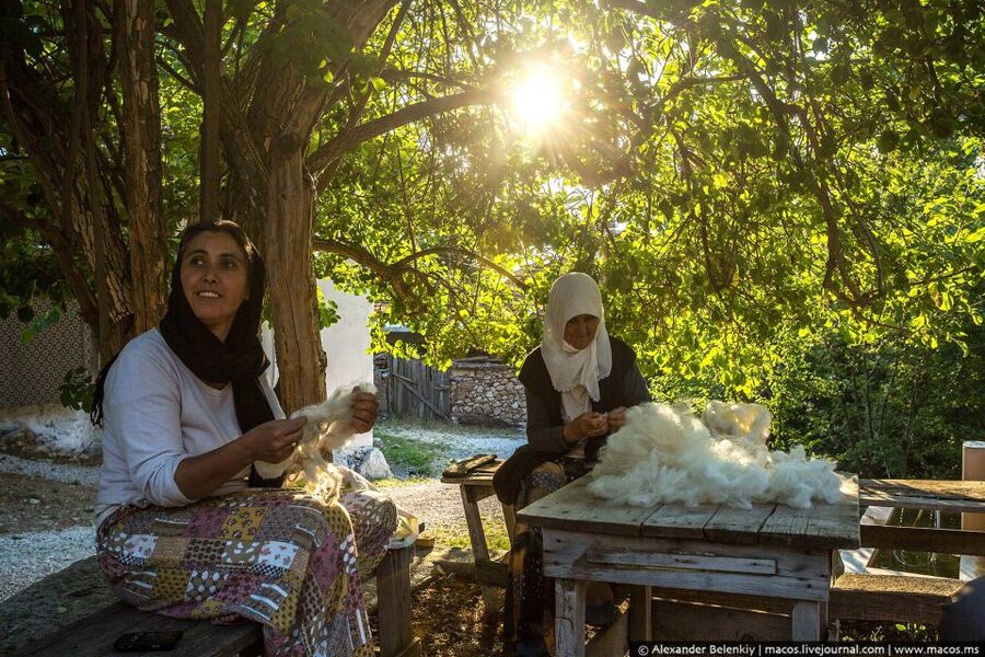 Marmaris: Local Village Tour with Lunch - Carpet School in Turgut: Watching Craft Passed to Kids