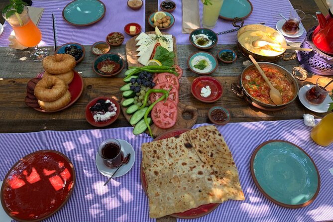 Private and guided Food and Culinary Tour of Istanbul - Stop in Karakoy: breakfast at Murat Muhallebicisi with menemen and honey
